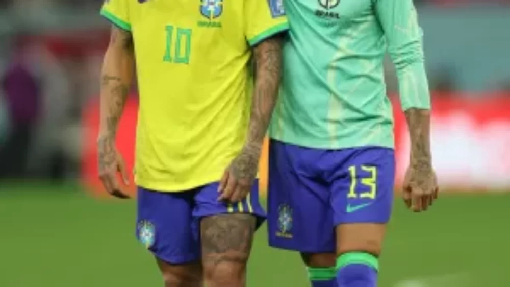 Neymar e Daniel Alves após a eliminação da seleção brasileira na Copa Imagem: Adrian Dennis/AFP... - Veja mais em https://www.uol.com.br/esporte/futebol/ultimas-noticias/2023/01/21/antes-de-acusacao-dani-alves-se-despediu-da-selecao-como-lider-positivo.htm?cmpid=copiaecola